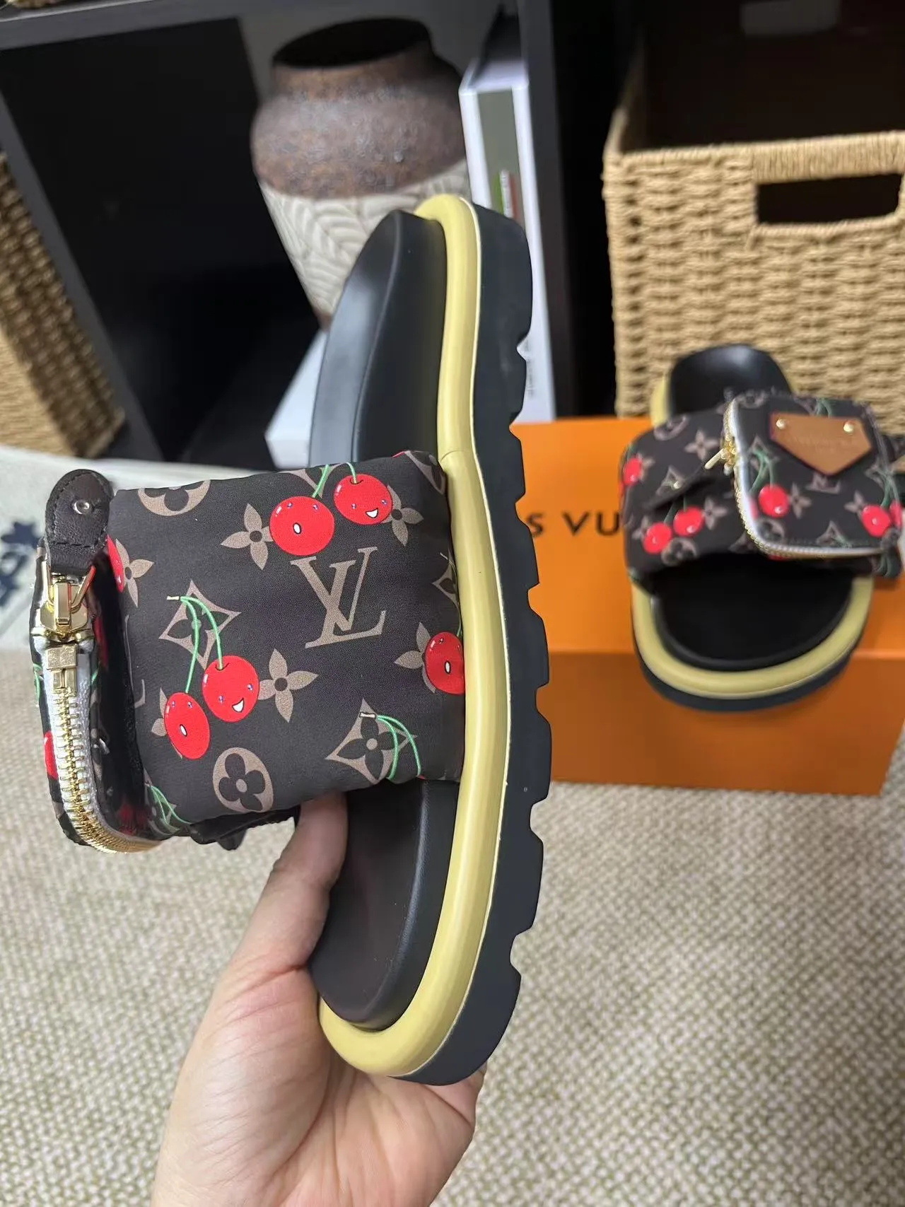 P380 yuan LV Louis Vuitton Full of high-end feel! A popular model among bloggers at home and abroad, it’s retro and fashionable, and looks stunning on your feet! Mainly recommended model on the official website★ ━━━━━ ЅᏇєєt ━━━━━ ▪️Upper: original calfskin ➕5D printing process ▪️Inner: imported mixed sheepskin ▪️Outsole: original molded foam outsole ▪️Size: Female 35-40 Men's 39-44 (women's 41 men's 45)